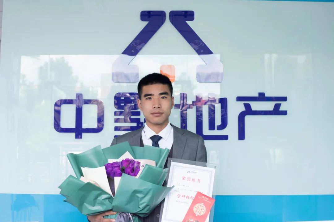 金融之星，在平凡中閃耀光芒。